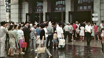 Suasana Kota Seoul sudah ramai sejak dulu, namun semuanya tampak sederhana. Untunglah ada teknologi kamera yang bisa mengabadikan suasana saat itu. Foto: Vintages