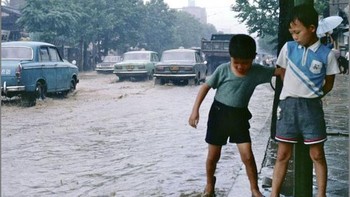 Suasana salah satu sudut Seoul tahun 1968, kotanya masih biasa saja bahkan kebanjiran. Foto: Vintages