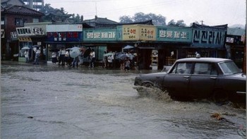 Suasana kumuh dan banjir di Seoul seperti ini, sekarang sudah tinggal kenangan. Foto: Vintages