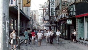Suasana Kota Seoul tahun 1970. Baru pada tahun 1970, pendapatan warga Korsel dan Korut hampir sama. Foto: Vintages