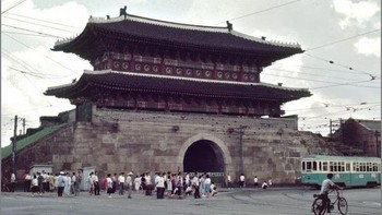 Mereka memutar otak agar negaranya bisa makmur, dalam waktu secepat mungkin. Berbagai strategi dicanangkan untuk meningkatkan perekonomian. Foto: Vintages