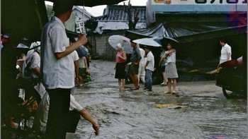 Dulu Korea Selatan tak semaju sekarang. Hal tersebut terlihat dari potret langka suasana Seoul tahun 1960-an ini ketika mereka masih masih miskin. Foto: Vintages