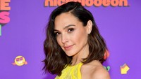 Gal Gadot kemudian kuliah di IDC Herzliya sambil membangun karir modeling dan aktingnya. Foto: Getty Images for Nickelodeon/Amy Sussman/KCA2021