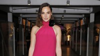 Gal Gadot juga pernah tampil di beberapa serial-serial kecil Israel. Foto: Getty Images for ELLE/Rachel Murray