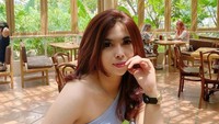 Selain bersama Hotman Paris, Ranti Fortuna juga hobi kulineran. Menyambangi kafe yang kece dengan konsep alam yang teduh jadi kegiatannya di waktu senggang. Foto: Instagram/rantifortuna_