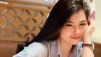 Selain hangout ke kafe dan bar, Ranti yang hobi makan makanan Jepang juga suka menghabiskan waktunya di restoran sushi. Terlihat ada beberapa piring makanan dan segelas ocha yang sudah dilahapnya. Foto: Instagram/rantifortuna_