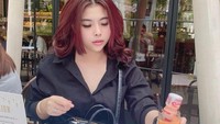 Bersama teman-temannya, Ranti juga seringkali kulineran. Memesan racika minumang unik dengan menggunakan minuamn probiotik dipesan untuk memenuhi rasa penasaran Ranti. Foto: Instagram/rantifortuna_