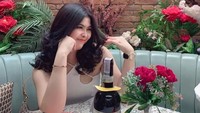 Sesekali, Ranti juga menyambangi bar dengan konsep yang kekinian. Ditemani pajangan bunga mawar yang merah segar, Ranti memesan sebotol red wine untuk dinikmati bersama rekan-rekannya. Foto: Instagram/rantifortuna_
