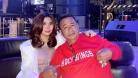 Menambah asisten pribadi (aspri) seolah sudah melekat pada sosok pengacara Hotman Paris. Sampai sekarang dirinya masih terus menambah daftar asisten pribadi cantiknya. Foto: Instagram/rantifortuna_