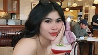Tidak hanya red wine, Ranti juga senang mencicipi berbagai racikan cocktail. Cocktail berwarna merah yang lengkap dengan daun mint di bagian atasnya tampak begitu segar untuk dinikmati. Foto: Instagram/rantifortuna_