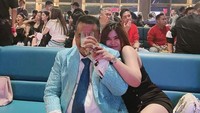 Keduanya bahkan terlihat begitu akrab saat menikmati segelas minuman segar. Ranti yang mengenakan dress berwarna hitam terlihat memeluk Hotman Paris yang asyik minum. Foto: Instagram/rantifortuna_