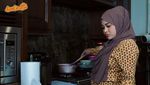 Pakai Paduan Marmer dan Kayu, Ini Nuansa Dapur Aurel Hermansyah