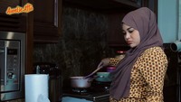 Aurel memperlihatkan penampakan dapurnya yang begitu tersusun rapi. Ada gulungan tisu dapur hingga microwave yang diletakkan dengan presisi. Foto: YouTube/AurelieAtta