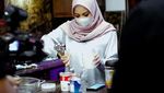 Pakai Paduan Marmer dan Kayu, Ini Nuansa Dapur Aurel Hermansyah