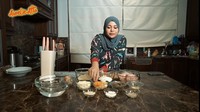 Aurel Hermansyah memiliki banyak persediaan mangkuk kecil untuk menyiapkan bumbu. Selain itu ada pisau yang lucu dengan warna serba pink yang terpajang di dapurnya. Foto: YouTube/AurelieAtta