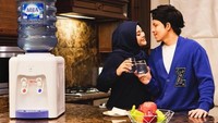 Aurel dan Atta juga menyimpan sebuah dispenser di dapurnya. Layaknya dispenser yang banyak digunakan ada dua keran untuk air dingin dan air panas pada dispenser miliknya. Foto: YouTube/AurelieAtta