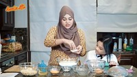 Setelah memiliki keluarga kecil, Aurel Hermansyah lebih sering menghabiskan waktu di dapur. Sesekali, Aurel bahkan mengajak adiknya, Arsy, untuk memasak bersama. Foto: YouTube/AurelieAtta