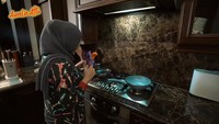 Tidak hanya mejanya saja, bagian dinding di belakang kompornya juga dilengkapi dengan marmer. Untuk menyesuaikan warna meja dan temboknya, kitchen set di rumah Aurel dipilih berbahan kayu dengan warna cokelat gelap. Foto: YouTube/AurelieAtta