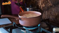 Menggunakan kompor tanam, Aurel Hermansyah lebih senang memasak dengan api langsung dibandingkan dengan kompor induksi. Salah satunya diperlihatkan ketika ia memasak cilor bersama Arsy. Foto: YouTube/AurelieAtta