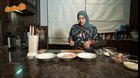 Di bagian jendelanya, Aurel memilih untuk menutupnya dengan tirai berwarna putih. Warna yang cukup kontras tersebut berhasil memberikan kecerahan dari dominasi warna gelap di dapurnya. Foto: YouTube/AurelieAtta