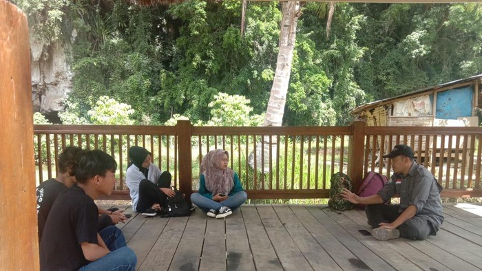 Pembekalan materi Geowisata kepada pemandu lokal di Geosite Silokek. Istimewa
