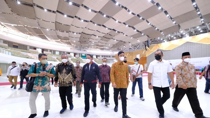 Gibran Rakabuming (Berbatik) bersama Menpora Zainudin Amali (jaket biru) meninjau venue Asian Para Games 2022, Senin (20/6/2022).
