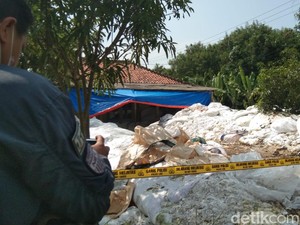 Jorok! Gunungan Limbah Popok di Karawang Bikin Warga Resah