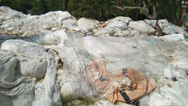 Gunungan limbah popok di Desa Mekarjaya, Karawang