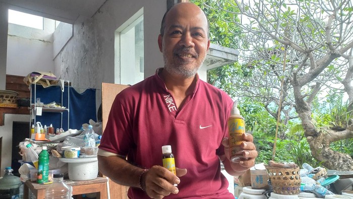 Gusti Ketut Arinadi Ketua Kelompok Kubu Ahong Eco Farm menunjukkan produk skincare berbahan sampah organik