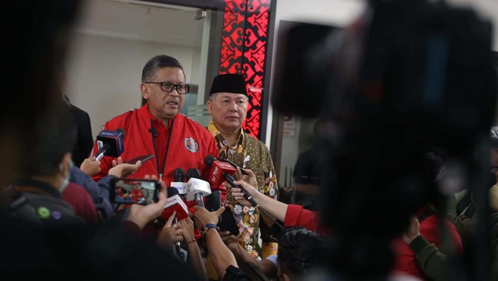 Sekjen DPP PDIP Hasto Kristiyanto memberikan keterangan terkait Rakernas PDIP. Rakernas PDIP akan konsepsi dasar Capres-Cawapres 2024.