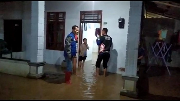 Hujan Empat Jam, Banjir-Jembatan Putus Terjang Trenggalek