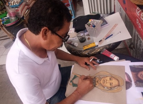 I Gusti Lanang Mantra saat melukis di kertas minyak