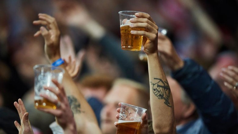 Ilustrasi Bir di Stadion LONDON, ENGLAND - JULY 11: England fans congregate prior to the UEFA Euro 2020 Championship Final between Italy and England at Wembley Stadium on July 11, 2021 in London, United Kingdom. (Photo by Marc Atkins/Getty Images)