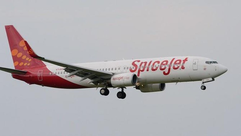 Ilustrasi pesawat SpiceJet An aircraft of Indian airline Spicejet making a final approach for landing at Indira Gandhi International Airport in New Delhi. PHOTO: AFP