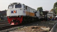 Longsor yang menutup jalur rel tersebut terjadi sekitar pukul 16.42 WIB.