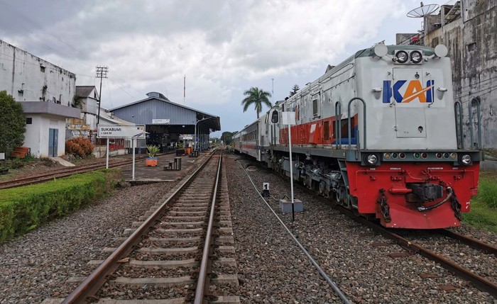 2 Perjalanan KA Pangrango lintas Sukabumi - Bogor (PP) dibatalkan. Hal ini karena adanya longsor di KM 38+5 antara Stasiun Cibadak-Parungkuda.