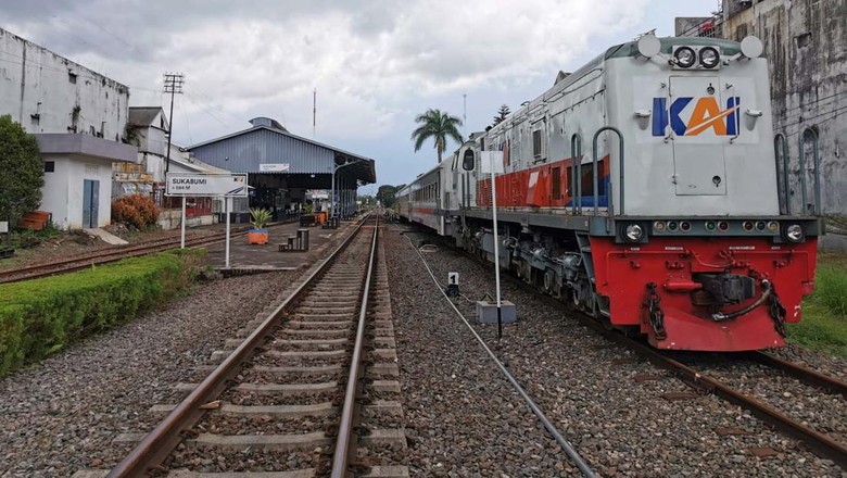Imbas Longsor, 2 Perjalanan KA Pangrango Bogor-Sukabumi Dibatalkan 2 Perjalanan KA Pangrango lintas Sukabumi - Bogor (PP) dibatalkan. Hal ini karena adanya longsor di KM 38+5 antara Stasiun Cibadak-Parungkuda.