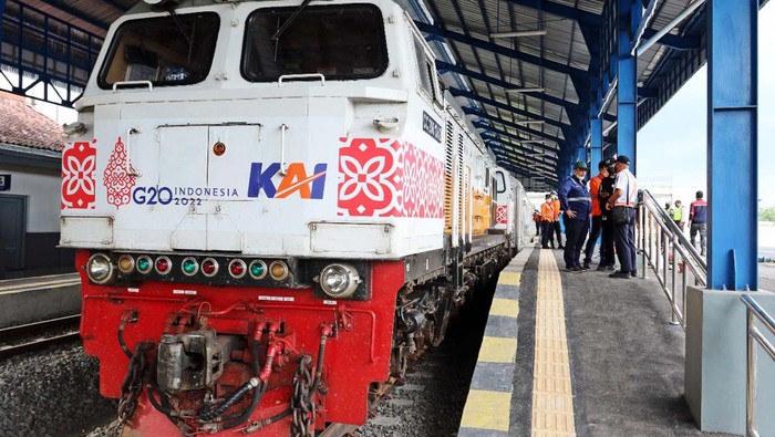 2 Perjalanan KA Pangrango lintas Sukabumi - Bogor (PP) dibatalkan. Hal ini karena adanya longsor di KM 38+5 antara Stasiun Cibadak-Parungkuda.