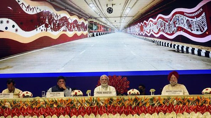 India Resmikan Terowongan Baru Penuh Warna NEW DELHI, INDIA JUNE 19: A view inside the newly inaugurated Integrated Transit Corridor project at Pragati Maidan, on June 19, 2022 in New Delhi, India. The Integrated Transit Corridor project has been built at a cost of more than 920 crore, entirely funded by the central government. It is aimed to provide hassle-free and smooth access to the new world-class exhibition and convention centre being developed at Pragati Maidan, thereby facilitating easy participation of exhibitors and visitors in the programmes being held at Pragati Maidan, said the PMO release. (Photo by Arvind Yadav/Hindustan Times via Getty Images)