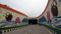 Oleh karena itu terowongan dihias dengan lukisan warna-warni di seluruh permukaan dindingnya.  