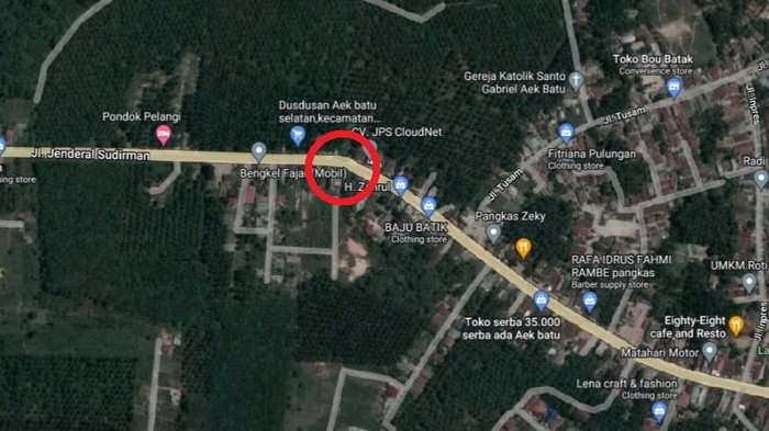 Ini Lokasi Tabrakan Maut 2 Bus di Jalinsum Labusel, Sumut Tiga orang meninggal dua dalam insiden tabrakan maut antara Bus PMH dengan Bus PMS di Jalan Lintas Sumatera (Jalinsum) tepatnya di Desa Asam Jawa, Kecamatan Torgamba, Labuhanbatu Selatan (Labusel). Saksi mata di lokasi menyebut, kecelakaan maut itu diduga terjadi karena kelalaian sopir.
