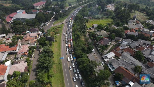 Jalu Puncak Bogor Macet (CNBC Indonesia/Andrean Kristianto)