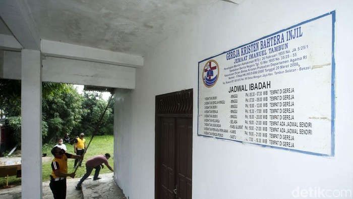 Sejumlah petugas kepolisian melakukan bakti sosial di Gereja Kristen Bahtera Injil, Tambun Selatan, Bekasi, Senin (20/6/2022). Kegiatan ini dilakukan dalam rangka menyambut HUT Bhayangkara ke-76.