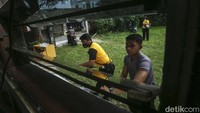 Sejumlah polisi mengecat ulang bangunan gereja agar lebih kinclong.