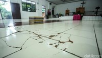 Lantai gereja yang rusak juga diperbaiki.