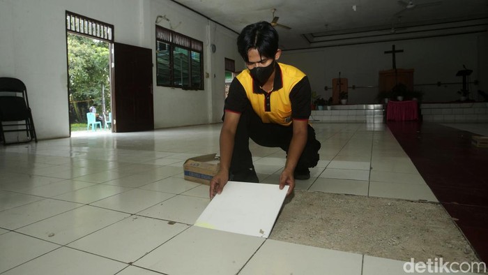 Jelang HUT Bhayangkara, Polisi Bersih-bersih Rumah Ibadah Sejumlah petugas kepolisian melakukan bakti sosial di Gereja Kristen Bahtera Injil, Tambun Selatan, Bekasi, Senin (20/6/2022). Kegiatan ini dilakukan dalam rangka menyambut HUT Bhayangkara ke-76.