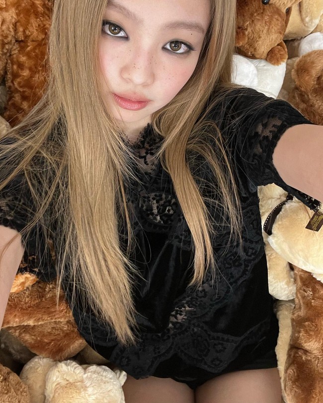 Sejumlah penggemar menuding Jennie BLACKPINK mengganti warna rambutnya karena membintangi serial HBO The Idol. Foto: dok. Instagram @jennierubyjane