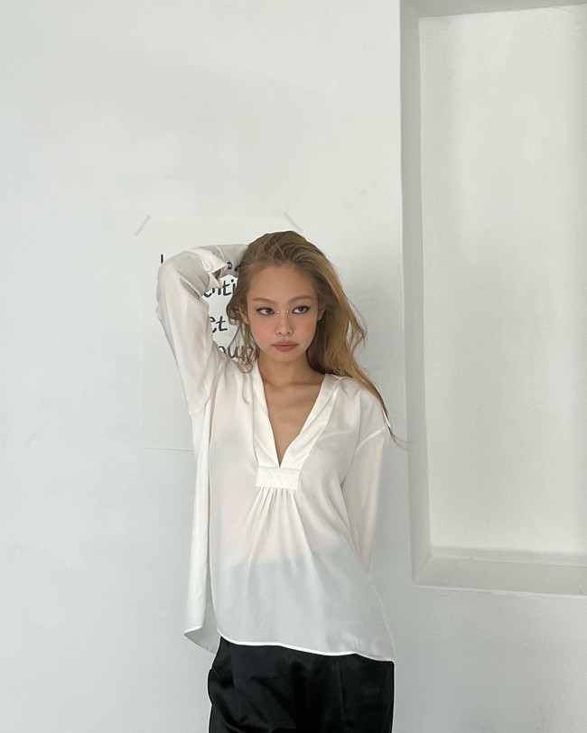 Sementara penggemar lain menduga Jennie mengganti warna rambutnya karena comeback BLACKPINK di bulan Agustus seperti yang ‘dibocorkan’ oleh Jisoo. Foto: dok. Instagram @jennierubyjane