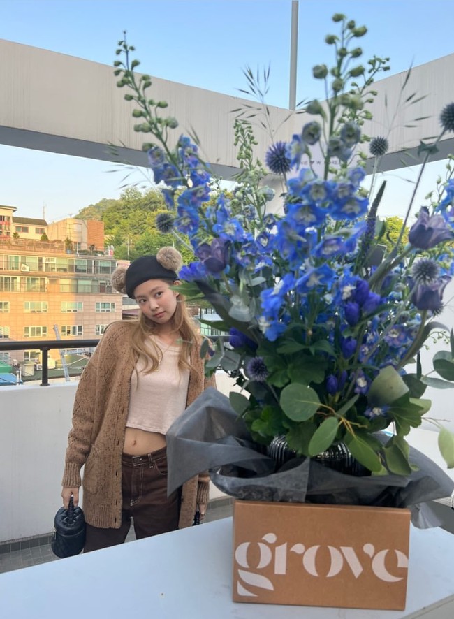 Saat ditanyakan gaya rambut yang ingin dicobanya setelah warna rambut coklat terang, Jennie BLACKPINK menjawab, “Aku suka apa adanya (seperti sekarang).” Foto: dok. Instagram @jennierubyjane