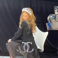 Gaya Jennie BLACKPINK dalam foto ini pun mengingatkan penggemar dengan karakter Blair Waldorf yang diperankan Leighton Meester dalam serial Gossip Girl. Foto: dok. Instagram @jennierubyjane